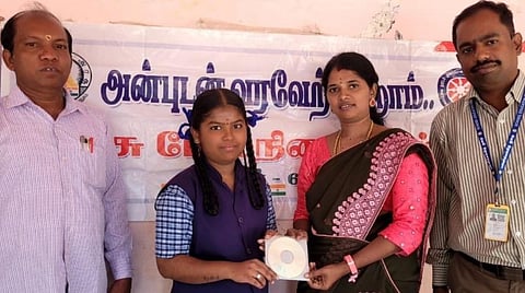 மதுரை மேலூர் அரசு மேல்நிலைப்பள்ளியில் நேற்று பிளஸ் 2 மாணவி சுபலட்சுமி எழுதிய ‘ஓட்டுப்போட வா’ எனும் விழிப்புணர்வு பாடல் குறுந்தகடு வெளியிடப்பட்டது.