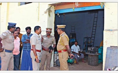 சேலம் செவ்வாய்பேட்டை பகுதியில் பட்டறை ஊழியர்கள் மீது தாக்குதல் நடத்திய இடத்தில் காவல் உதவி ஆணையர் நாகராஜன் விசாரணை மேற்கொண்டார்.
