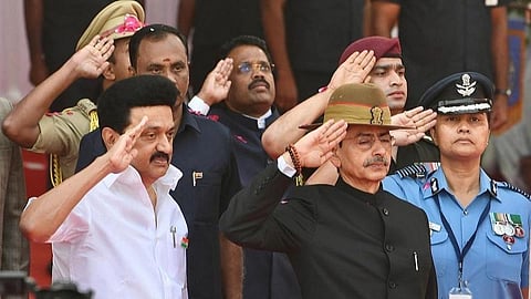 தேசியக் கொடியேற்றிய தமிழக ஆளுநர் ஆர்.என்.ரவி.