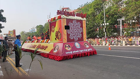 குடியரசு தின விழா வாகன அணிவகுப்பில் வலம் வந்த செய்தி மக்கள் தொடர்பு துறையின் வாகனம்