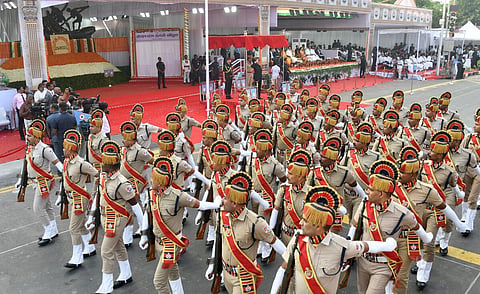 74-வது குடியரசு தினத்தையொட்டி நடைபெற்ற அணிவகுப்பு மரியாதை