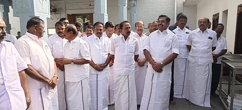நசியனூர் பகுதியில் உள்ள தனது குல தெய்வ கோயிலில் அதிமுக நிர்வாகிகளுடன்  எடப்பாடி பழனிசாமி