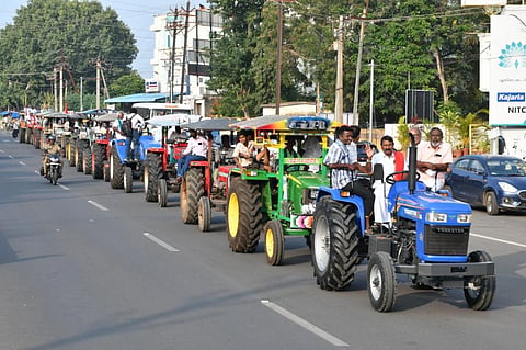 தஞ்சாவூரில் இன்று மாலை நடைபெற்ற டிராக்டர் பேரணியில் பங்கேற்றோர்.