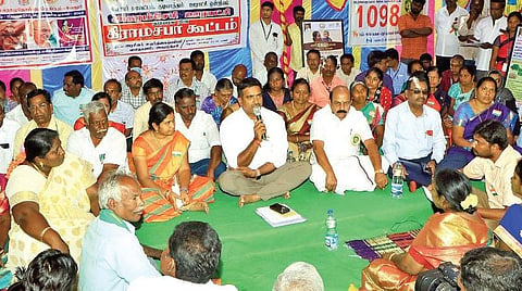 74-வது குடியரசு தினத்தையொட்டி, வேலூர் மாவட்டம் குடியாத்தம் அடுத்த அகரம்சேரி ஊராட்சியில் நடைபெற்ற கிராம சபை கூட்டத்தில் பேசும் ஆட்சியர் குமாரவேல் பாண்டியன். அருகில், சட்டப்பேரவை உறுப்பினர் வில்வநாதன் உள்ளிட்டோர்.