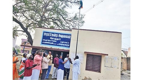 தொழுதூர் ஊராட்சியில் தேசியக்கொடி ஏற்றும் ஊராட்சித் துணைத் தலைவரின் கணவர் (நீல சட்டை அணிந்திருப்பவர்.