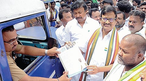 ராகுல்காந்தியின் கடிதம் மற்றும் பாஜக அரசுக்கு எதிரான குற்றச்சாட்டு பட்டியல் அடங்கிய துண்டுப் பிரசுரங்களை சென்னை திரு.வி.க. சாலையில் பொதுமக்களிடம் வழங்கிய கே.எஸ்.அழகிரி.படம்: பு.க.பிரவீன்