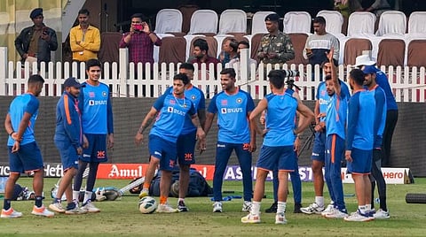 ராஞ்சியில் உள்ள ஜேஎஸ்சிஏ மைதானத்தில் பயிற்சியில் ஈடுபட்ட இந்திய கிரிக்கெட் அணி வீரர்கள்.  படம்: பிடிஐ