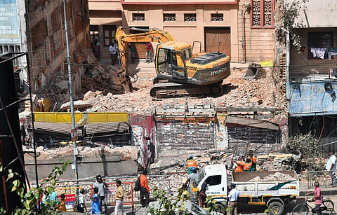 சென்னை அண்ணா சாலையில் பயன்படுத்தப்படாத கட்டிடம் இடிந்து விழுந்து விபத்து: பெண் உயிரிழப்பு