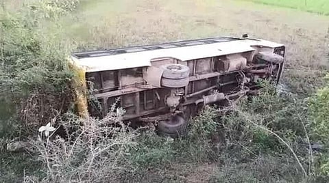 விபத்துக்குள்ளான பள்ளிப் பேருந்து