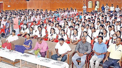 ‘இந்து தமிழ்’, ‘அல்ட்ராடெக் சிமென்ட்’, ‘சிவசங்கர் அறக்கட்டளை’ சார்பில் ‘படிப்போம் உயர்வோம்’ நிகழ்ச்சி - போட்டிகள் நிறைந்த உலகில் திட்டமிட்டு கல்வி பயில வேண்டும்: மாணவர்களுக்கு அரியலூர் மாவட்ட ஆட்சியர் அறிவுரை
