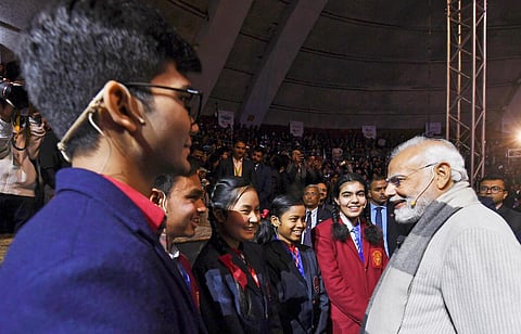 டெல்லியின் டால்கட்டோரா விளையாட்டு அரங்கில் ‘பரிட்சா பே சர்ச்சா' நிகழ்ச்சி நேற்று நடைபெற்றது. இதில் பங்கேற்ற மாணவ, மாணவிகளுடன் சுவாரஸ்யமாக பேசும் பிரதமர் நரேந்திர மோடி.படம்: பிடிஐ