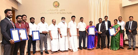 தமிழ்நாடு பட்டியலினத்தவர் மற்றும் பழங்குடியினர் புத்தொழில் நிதித் திட்டத்தை முதல்வர் மு.க.ஸ்டாலின் தலைமைச் செயலகத்தில், நேற்று தொடங்கி வைத்து, 5 புத்தொழில் நிறுவனங்களில் 7.50 கோடி ரூபாய் பங்கு முதலீடு செய்வதற்கான ஆணைகளை வழங்கினார். நிகழ்ச்சியில், அமைச்சர்கள் தா.மோ.அன்பரசன், பழனிவேல் தியாகராஜன், தலைமைச் செயலர் வெ.இறையன்பு, நிதித்துறை செயலர் நா.முருகானந்தம், துறை செயலர் வி.அருண்ராய், தமிழ்நாடு புத்தொழில் புத்தாக்க இயக்கத்தின் முதன்மை செயல் அலுவலர் சிவராஜா ராமநாதன் ஆகியோர் கலந்து கொண்டனர்.