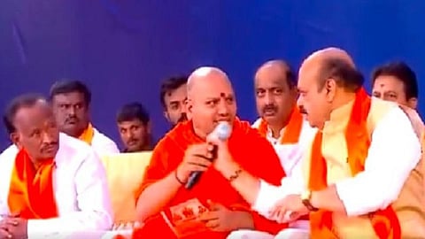 கர்நாடக அரசை விமர்சித்த போது மடாதிபதியிடம் மைக்கை பிடுங்கிய முதல்வர்