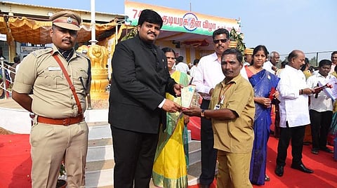 குடியரசு தின விழாவில் அரசு ஊழியர்கள் மற்றும் மக்களுக்கு சிறப்பாக பணியாற்றியவர்களுக்காக பாராட்டு சான்றிதழ் வழங்கும் ஆட்சியர்