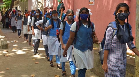டெண்டர் காலதாமதம்: நடப்பு கல்வியாண்டில் புதுச்சேரி அரசுப் பள்ளி மாணவர்களுக்கு இலவச சீருடை இல்லை?