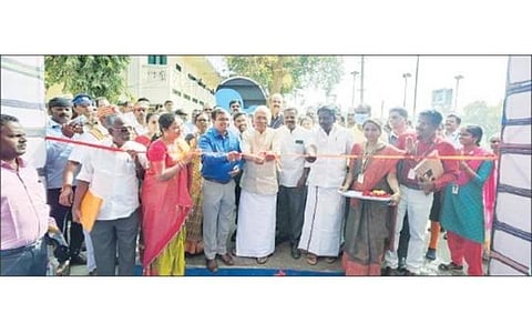 திருப்பத்தூரில் இரண்டாமாண்டு இலக்கிய திருவிழாவை சாகித்திய அகாதெமி விருது பெற்ற எழுத்தாளர் பொன்னீலன் நேற்று ரிப்பன் வெட்டி திறந்து வைத்தார். அருகில், மாவட்ட ஆட்சியர் அமர் குஷ்வாஹா, மாவட்ட வருவாய் அலுவலர் வளர்மதி உள்ளிட்டோர்.
