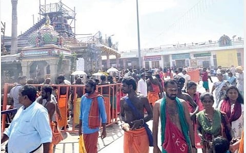 பழநி மலைக்கோயிலில் சுவாமி தரிசனம் செய்ய திரண்டிருந்த பக்தர்கள்.