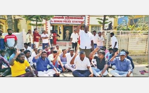 பேரிகை காவல்நிலையம் முன்பு தர்ணாவில் ஈடுபட்ட கொலையான பிரியங்காவின் உறவினர்கள் மற்றும் விடுதலை சிறுத்தைகள் கட்சியினர்.