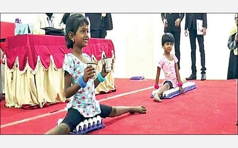 முட்டைகள் மீது அமர்ந்து யோகா செய்த வைரலட்சுமி, சுகானா.