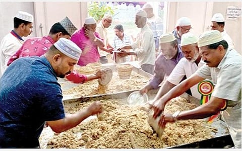 திண்டுக்கல்லில் நடந்த கந்தூரி விழாவில் பொதுமக்களுக்கு பிரியாணி வழங்கப்பட்டது.