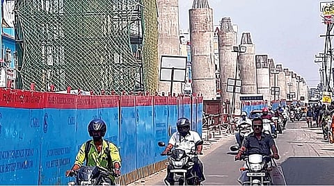 மெட்ரோ ரயில் திட்டப் பணிகள் சென்னையில் துரிதமாக நடந்து வரும் நிலையில், பரங்கிமலை - சிறுசேரி வழித்தடத்தில் மடிப்பாக்கம் பகுதியில் ஏராளமான ராட்சத தூண்கள் விரைந்து நிறுவப்பட்டுள்ளன. படம்: எம்.முத்துகணேஷ்