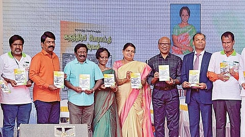 ﻿சென்னை எத்திராஜ் கல்லூரியில் நேற்றுடன் நிறைவு பெற்ற ‘மண்ணும் மரபும்’ கண்காட்சியில் பேராசிரியர் இரா.சாந்தகுமாரி எழுதிய ‘சுதந்திரப் போராட்டத் தழும்புகள்’ என்ற நூலை அமைச்சர் கீதா ஜீவன் வெளியிட்டார். உடன் நடிகர் தாமு, கல்வியாளர் சேது ஆறுமுகம், காந்தி உலக மையத்தின் நிறுவனர்  எம்.எல்.ராஜேஷ், நூலாசிரியர் சாந்தகுமாரி உள்ளிட்டோர். | படங்கள்: பு.க.பிரவீன் |