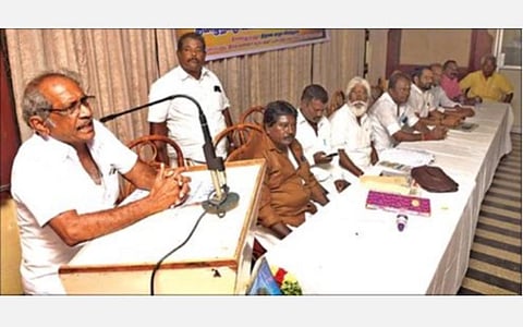 சேலத்தில் நடைபெற்ற தமிழ்நாடு சலவை தொழிலாளர் பேரவையின் பொதுக்குழு கூட்டத்தில், மாநிலத் தலைவர் பாலு பேசினார்.  	            படம்: எஸ்.குரு பிரசாத்