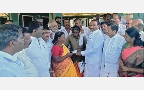 முதுமலையில் குட்டி யானைகளை பராமரிக்கும் பாகன் தம்பதிக்கு நிதியுதவி