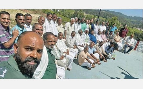 கருத்து வேறுபாடுகளால் இரு பிரிவாக பிரிந்து 6 ஆண்டுகளுக்கு பிறகு இணைந்த நீலகிரி - பெங்கால் கிராமம்
