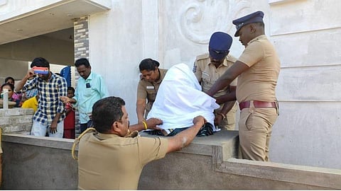 காரைக்குடி | வீட்டு சுவரில் அனுமதியின்றி வைக்கப்பட்ட பெரியார் சிலை அகற்றம்: டிஎஸ்பி, வட்டாட்சியர் இடமாற்றம்