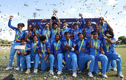 ஐசிசி யு-19 மகளிர் டி 20 கிரிக்கெட் உலகக் கோப்பையில் சாம்பியன் பட்டம் வென்ற இந்திய அணியினர்.