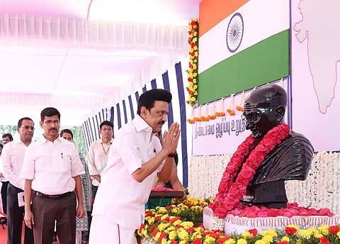அண்ணல் காந்தியடிகளின் சிலைக்கு மலர்தூவி மரியாதை செலுத்தும் தமிழக முதல்வர் மு.க.ஸ்டாலின்