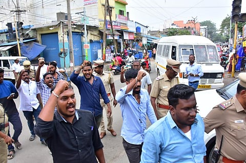  மதுரையில் பிபிசி ஆவணப்படத்தை திரையிட முயன்ற ஜனநாயக வாலிபர் சங்கத்தினரை போலீஸார் கைது செய்தனர்