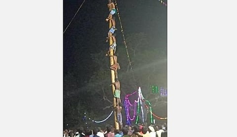 புதுக்கோட்டை மாவட்டம் வடகாட்டில் நேற்று முன்தினம் இரவு நடைபெற்ற வழுக்கு மரம் ஏறும் போட்டியில் இலக்கை நோக்கி ஏறும் வீரர்கள்.