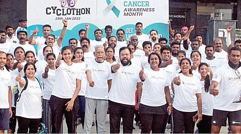 டாக்டர் காமாட்சி நினைவு மருத்துவமனை சார்பில் நடைபெற்ற கர்ப்பப்பை வாய்ப் புற்றுநோய் குறித்த விழிப்புணர்வு சைக்கிள் பேரணியில் பங்கேற்றோர்.