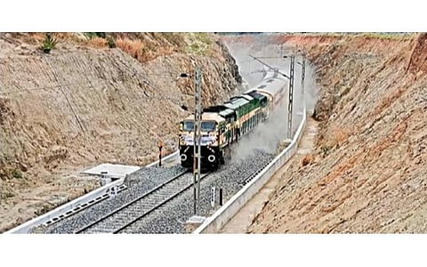 ஓமலூர் - சேலம் இடையே இருவழிப்பாதை அமைக்கும் பணி நிறைவடைந்ததையடுத்து நேற்று அதிவேக ரயில் சோதனை ஓட்டம் நடந்தது. சேலம் மாமாங்கம் அருகே புழுதி கிளப்பியபடி அதிவேகத்தில் சென்ற ரயில்.