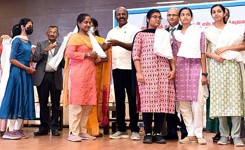 கோவை சிங்காநல்லூர் இஎஸ்ஐ மருத்துவமனையில் முதலாம் ஆண்டு மருத்துவ மாணவர்களுக்கு இன்று வெள்ளை அங்கி அணிவித்த அமைச்சர் மா.சுப்பிரமணியன். |  படம்: ஜெ.மனோகரன்