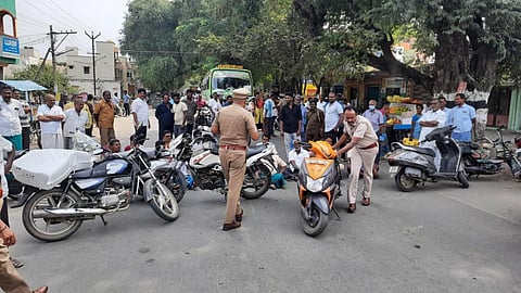 தி.மலையில் தோண்டிய பள்ளத்தில் கால்வாய் பணியை தொடங்காததைக் கண்டித்து வணிகர்கள் மறியல்