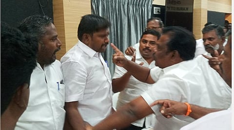 கரூர் | அமைச்சரை அவதூறாக பேசிய அதிமுக கவுன்சிலர் - மாமன்ற கூட்டத்தில் இருந்து வெளியேற்றம்