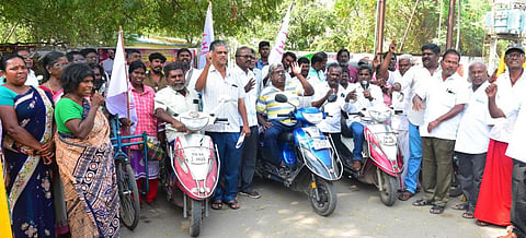 மதுரை மாவட்ட ஆட்சியர் அலுவலக வளாத்தில் இன்று நடந்த தமிழ்நாடு அனைத்துவகை மாற்றுத்திறனாளிகள் மற்றும் பாதுகாப்போர் உரிமைகளுக்கான சங்கம் ஆர்ப்பாட்டத்தில் பங்கேற்றோர். படம்: எஸ்.கிருஷ்ணமூர்த்தி.