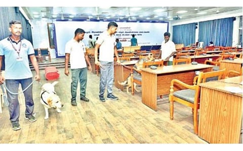 வேலூர் ஆட்சியர் அலுவலகத்தில் தமிழக முதல்வர் மு.க.ஸ்டாலின்  4 மாவட்ட ஆட்சியர்களுடன் ஆய்வு கூட்டம் நடைபெறவுள்ளது. இதையொட்டி, முன்னெச்சரிக்கை நடவடிக்கையாக மோப்பநாய் உதவியுடன் சோதனை யில் ஈடுபட்ட காவல்துறையினர். படம்: வி.எம்.மணிநாதன்.