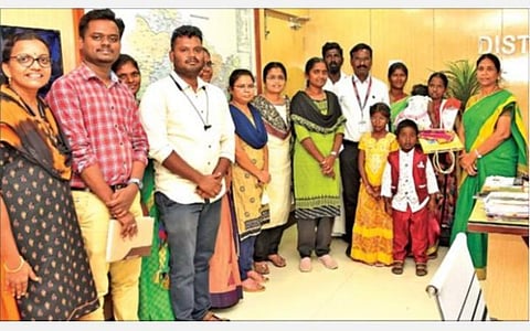 தருமபுரி மாவட்டத்தில் முதல்வரின் காப்பீட்டு திட்டத்தின் கீழ் கண்புரை அறுவை சிகிச்சை செய்து கொண்ட குழந்தைகளை மாவட்ட ஆட்சியர் சாந்தி சந்தித்துப் பேசினார்.