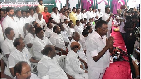 “என்னை எளிதில் அணுக முடியும்; என் வீட்டுக்கு வாட்ச்மேன் கிடையாது” - ஈரோடு கிழக்கு அதிமுக வேட்பாளர் கலகலப்பு