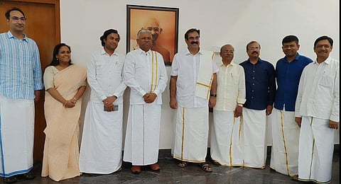 புதுச்சேரியில் பாரம்பரிய உடையில் வந்த தலைமைச்செயலர் ராஜீவ் வர்மா, ஆட்சியர் வல்லவன் மற்றும் ஐஏஎஸ் அதிகாரிகள்.