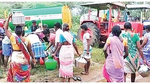 விருத்தாசலம் அருகே உள்ள ராஜேந்திரபட்டினம் கிராமத்தில் நீர்தேக்கத் தொட்டியில் இளைஞர் சடலம் கிடந்ததால், டேங்கர் லாரியில் மக்களுக்கு தண்ணீர் விநியோகம் செய்யப்பட்டது.