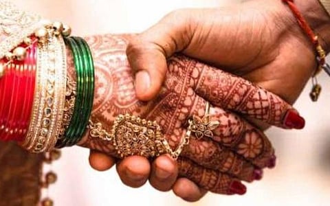 சிதம்பரத்தில் மணமகன் திடீர் ஓட்டம்: உறவினருடன் மணமகளுக்கு திருமணம்