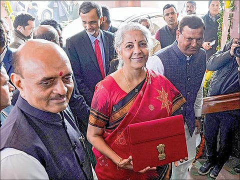 மத்திய பட்ஜெட் தாக்கல் செய்வதற்காக நேற்று நாடாளுமன்றத்துக்கு வந்த மத்திய நிதி அமைச்சர் நிர்மலா சீதாராமன். உடன், இணை அமைச்சர்கள் பகவத் கிருஷ்ணராவ் கராத், பங்கஜ் சவுத்ரி மற்றும் உயர் அதிகாரிகள்.படம்: பிடிஐ