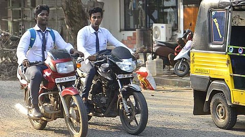 புதுச்சேரி | லைசென்ஸ் இல்லாமல் சிறுவர்கள் வாகனம் இயக்கினால் பெற்றோரின் வாகன பதிவு சான்று ஓராண்டு ரத்து
