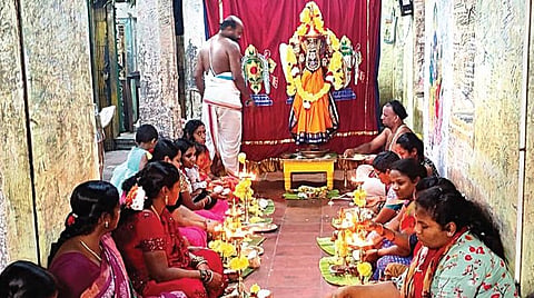 செட்டிபுண்ணியம் ஹயக்ரீவர் கோயிலில் நடைபெற்ற திருவிளக்கு பூஜையில் பங்கேற்ற பெண்கள்.