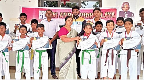அகில இந்திய கராத்தே போட்டியில் வெற்றி பெற்ற விளாத்திகுளம் அம்பாள் சிபிஎஸ்இ பள்ளி மாணவ, மாணவிகளுடன் பள்ளியின் நிர்வாகிகள் மற்றும் ஆசிரியர்கள்.